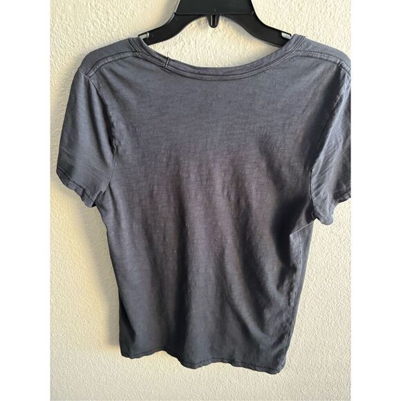 ❤️Universal Thread V-Neck Tee - Picture 3 of 4
